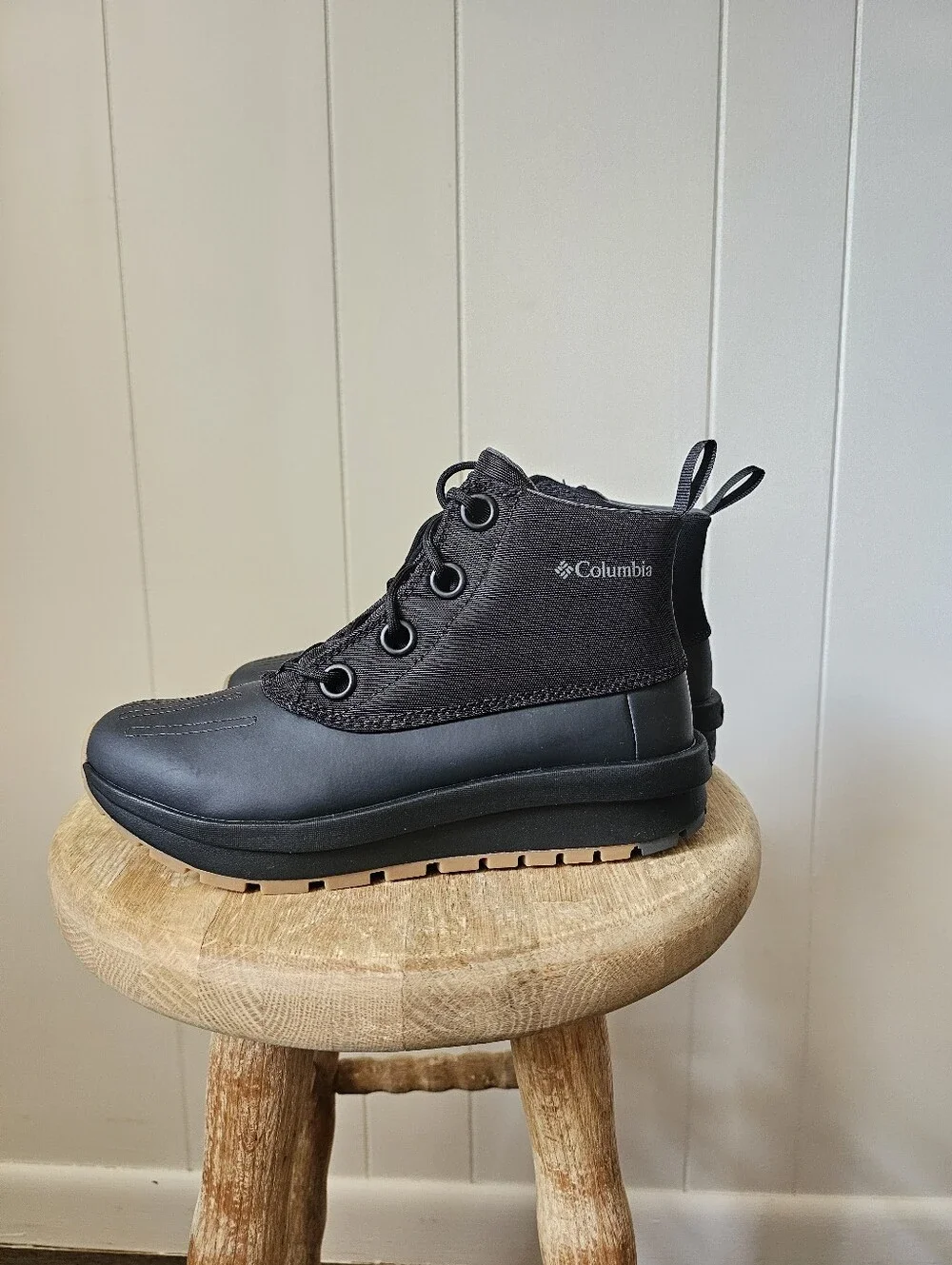 NEW Columbia Women’s Black Moritza Shield Hiking Duck Boots